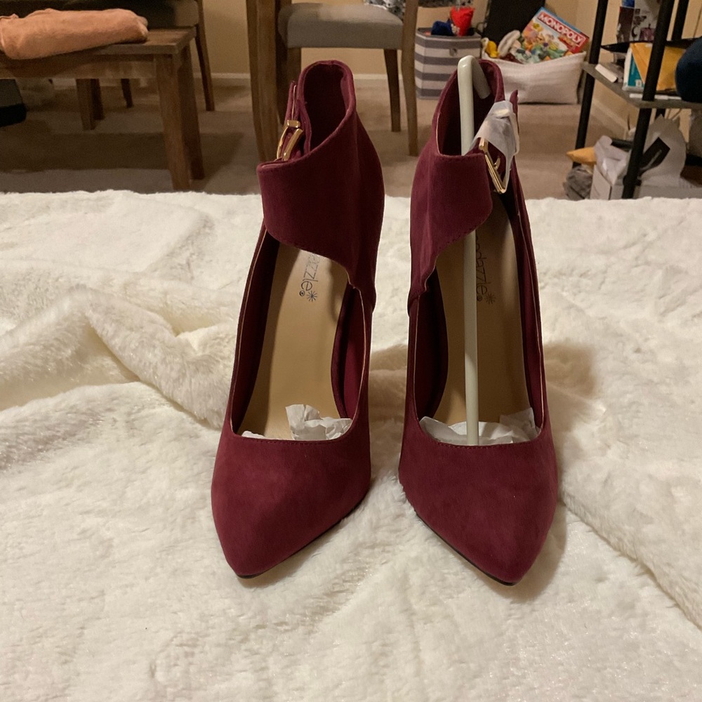 Red heels - Picture 2 of 3